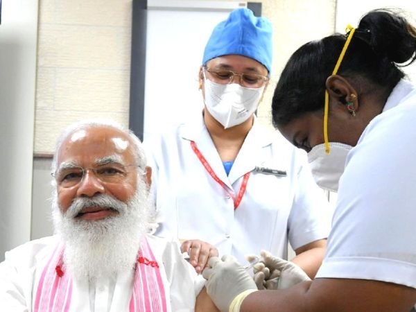 अंदाज-ए-मोदी:वैक्सीनेशन के दौरान प्रधानमंत्री ने नर्सों से कहा- नेता मोटी चमड़े वाले होते हैं, क्या उनके लिए कोई खास सुई है?