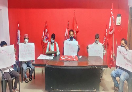 केन्द्र सरकार के खिलाफ भाकपा ने मनाया काला दिवस, तख्तियां लेकर प्रदेश कार्यालय पर बैठे समर्थक
