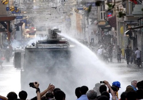इस्तांबुल में महिला प्रदर्शनकारियों पर पुलिस ने दागे आंसू गैस के गोले