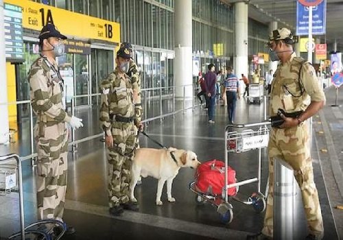 दिल्ली : बम की धमकी के बाद सुरक्षा बल ने दुबई जाने वाले विमान की ली तलाशी