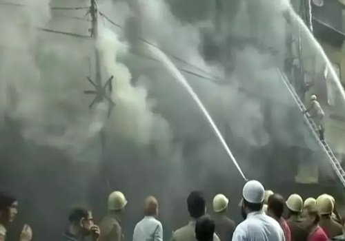 कोलकाता की फैक्टरी में लगी आग, आग बुझाने में जुटे 30 दमकल