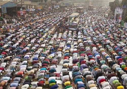 सड़कों पर नमाज पढ़ना सामाजिक सौहार्द के लिए खतरनाक