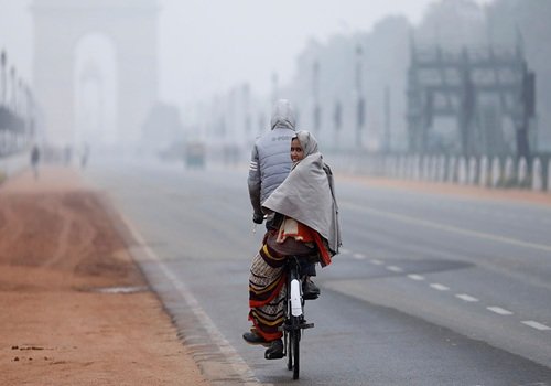 पहाड़ पर बर्फबारी तो मैदान में शीतलहर, दक्षिण भारत में बारिश की संभावना