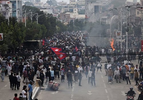 नेपाल : सड़कों पर जनाक्रोश, खतरे में लोकतंत्र