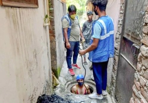जारी है गरिमा और बुनियादी अधिकारों की लड़ाई
