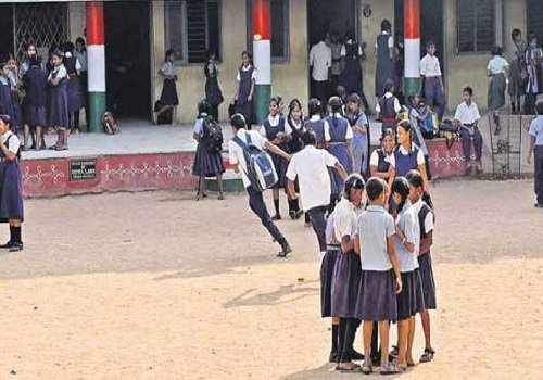 नामांकन के बहाने सरकारी स्कूलों को बंद करने की कवायद : एक नीतिगत मामला 