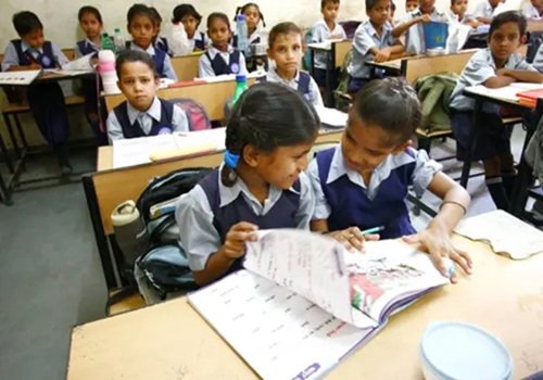 व्यापारियों के भरोसे सरकारी शिक्षा : व्यवस्था की रीढ़ या नीतिगत लाचारी?