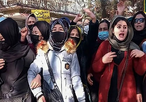 अफगान महिलाओं की कैद होती आजादी, चिंता से आगे बढ़कर कार्रवाई की जरूरत